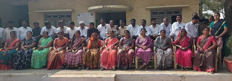 ಮಹಾಲಿಂಗಪುರ ಸಮೀಪದ ಚಿಮ್ಮಡ ಗ್ರಾಮ ಪಂಚಾಯಿತಿಯಲ್ಲಿ ಇತ್ತೀಚೆಗೆ ನಡೆದ ಕೊನೆಯ ಸಾಮಾನ್ಯ ಸಭೆಯ ನಂತರ ಸದಸ್ಯರು ಫೋಟೊ ತೆಗೆಸಿಕೊಂಡರು