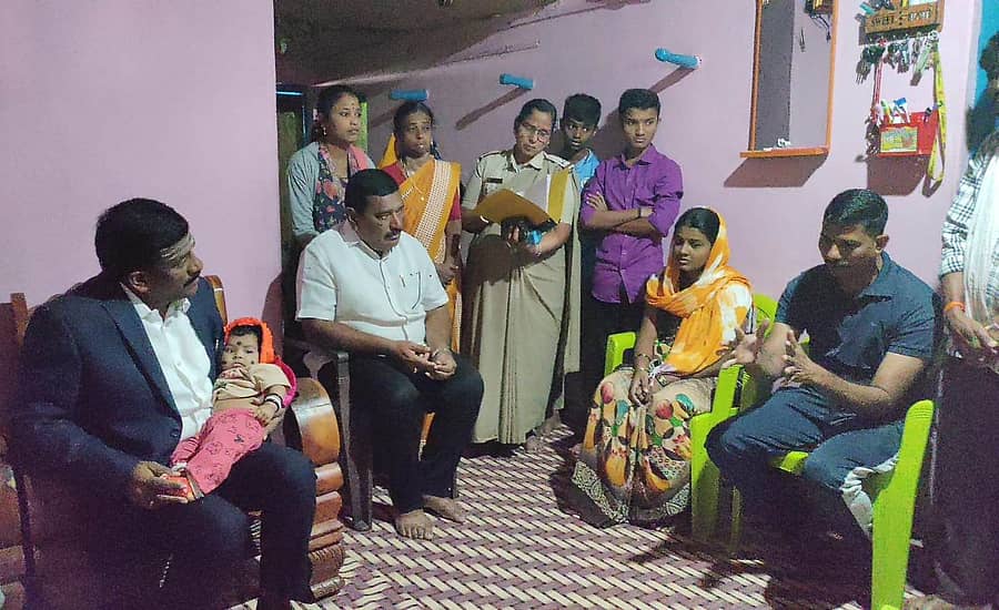 ಲಕ್ಷ್ಮೇಶ್ವರ ತಾಲ್ಲೂಕು ಉಳ್ಳಟ್ಟಿಯ ಲಿಟಲ್ ಹಾರ್ಟ್ ಇಂಟರ್ ನ್ಯಾಷನಲ್ ಶಾಲೆ ಬಸ್ನಿಂದ ಕೆಳಗೆ ಬಿದ್ದು ಮೃತಪಟ್ಟ ಬಾಲಕನ ಮನೆಗೆ ಶನಿವಾರ ರಾಜ್ಯ ಮಕ್ಕಳ ಹಕ್ಕುಗಳ ಆಯೋಗದ ಅಧ್ಯಕ್ಷ ಶಶಿಧರ ಕೋಸಂಬಿ ಭೇಟಿ ನೀಡಿದರು