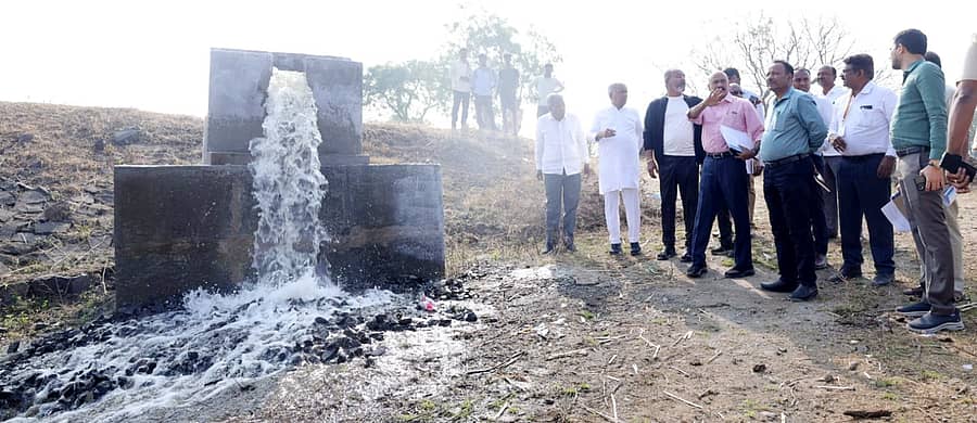 ಹುಕ್ಕೇರಿ ತಾಲ್ಲೂಕಿನ ಯಾದಗೂಡ ಬಳಿ ನಿರ್ಮಿಸಿರುವ ಕೆರೆಗೆ ಪೈಪ್ ಲೈನ್ ಮೂಲಕ ನೀರು ತುಂಬುವ ಕಾಮಗಾರಿಯನ್ನು ಸಣ್ಣ ನೀರಾವರಿ ಮತ್ತು ವಿಜ್ಞಾನ ಮತ್ತು ತಂತ್ರಜ್ಞಾನ ಸಚಿವ ಎನ್.ಎಸ್.ಭೋಸರಾಜು ಶನಿವಾರ ವೀಕ್ಷಿಸಿದರು