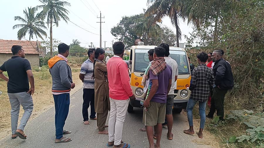 ಬಂಗಾರಪೇಟೆ ತಾಲ್ಲೂಕಿನ ಗುಲ್ಲಹಳ್ಳಿ ಗ್ರಾಮ ಪಂಚಾಯಿತಿ ಸರ್ಕಾರಿ ವಾಹನದಲ್ಲಿ ಧರ್ಮ ಪ್ರಚಾರದ ಕರಪತ್ರ ಹಂಚಿಕೆ ಮಾಡಿದ್ದನ್ನು ವಿರೋಧಿಸಿ ಸಾರ್ವಜನಿಕರು