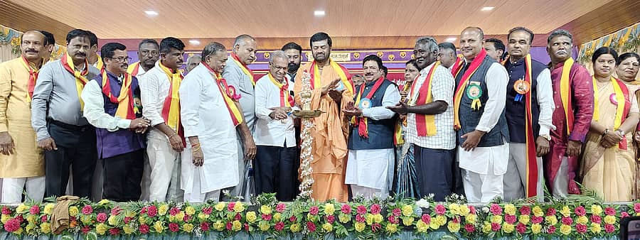 ಸವಣೂರು ಪಟ್ಟಣದ ಶ್ರೀ ಚನ್ನಬಸವೇಶ್ವರ ಮಂಗಲ ಭವನದಲ್ಲಿ ಪ್ರಾರಂಭಗೊಂಡ ಹಾವೇರಿ ಜಿಲ್ಲಾ 15ನೇ ಕನ್ನಡ ಸಾಹಿತ್ಯ ಸಮ್ಮೇಳನವನ್ನು ಸಾಹಿತಿ ವೀರಣ್ಣ ರಾಜೂರ ಉದ್ಘಾಟಿಸಿದರು.