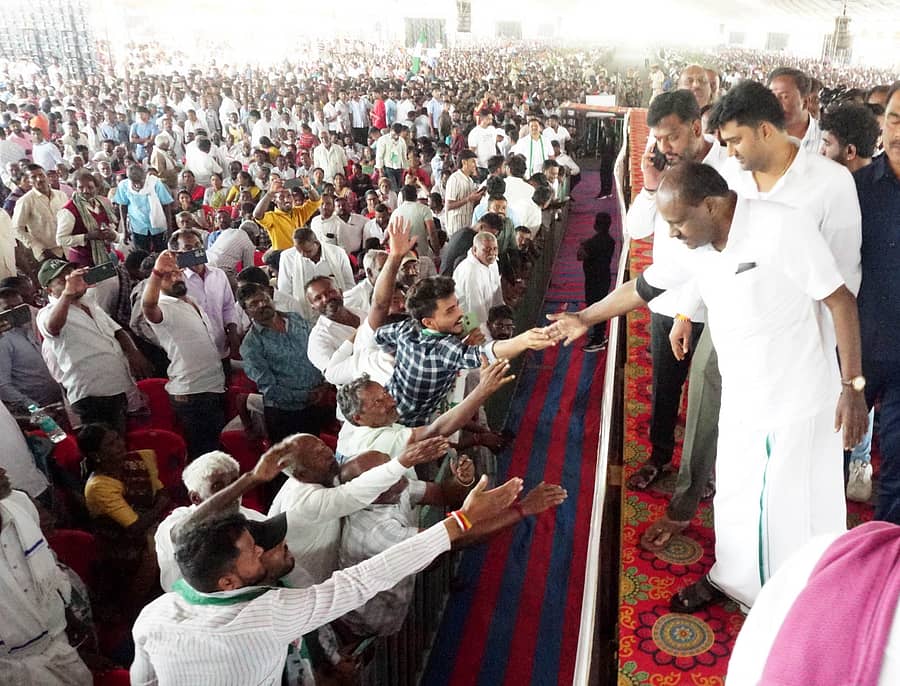 ಹಾಸನದಲ್ಲಿ ಶನಿವಾರ ನಡೆದ ಜೆಡಿಎಸ್‌ ಸಮಾವೇಶದಲ್ಲಿ ಪಾಲ್ಗೊಂಡಿದ್ದ ಜನರ ಕೈಕುಲುಕಿದ ಕೇಂದ್ರ ಸಚಿವ ಎಚ್.ಡಿ.ಕುಮಾರಸ್ವಾಮಿ