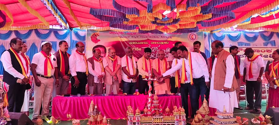 ಹೊನ್ನವಳ್ಳಿಯಲ್ಲಿ ನಡೆದ ಸಾಹಿತ್ಯ ಸಮ್ಮೇಳನ ಉದ್ಘಾಟನೆ ಸಂದರ್ಭ