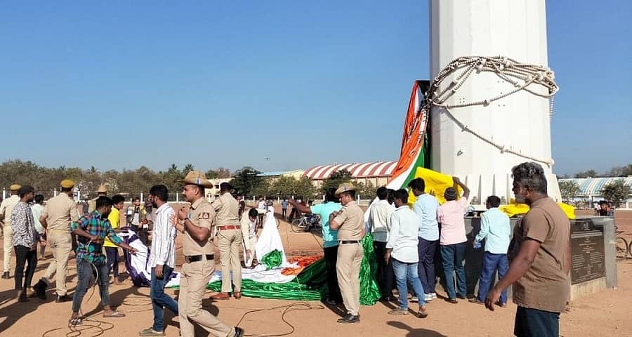 ಕಳೆದ ವರ್ಷ ಗಣರಾಜ್ಯೋತ್ಸವ ಸಂದರ್ಭದಲ್ಲಿ ಬೃಹತ್ ತ್ರಿವರ್ಣ ಧ್ವಜ ದೇಶದ 2ನೇ ಅತಿ ಎತ್ತರದ ಧ್ವಜಸ್ತಂಭದಿಂದ ಕುಸಿದು ಬಿದ್ದ ಕ್ಷಣ
