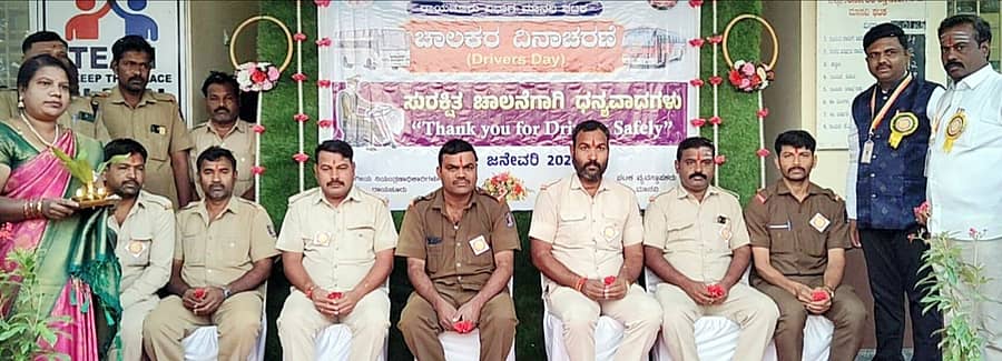 ಮಾನ್ವಿ ಪಟ್ಟಣದ ಕಲ್ಯಾಣ ಕರ್ನಾಟಕ ರಸ್ತೆ ಸಾರಿಗೆ ಸಂಸ್ಥೆಯ ಬಸ್ ಘಟಕದಲ್ಲಿ ಭಾನುವಾರ ಚಾಲಕರನ್ನು ಗೌರವಿಸಲಾಯಿತು
