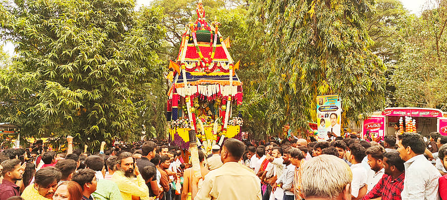 ಕೊರಟಗೆರೆ ತಾಲ್ಲೂಕಿನ ಕ್ಯಾಮೇನಹಳ್ಳಿ ಆಂಜನೇಯಸ್ವಾಮಿ ಬ್ರಹ್ಮರಥೋತ್ಸವಕ್ಕೆ ಸಾಕ್ಷಿಯಾದ ಭಕ್ತರು
