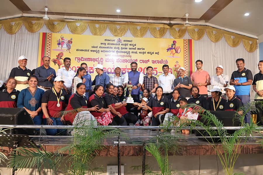 ಶಿರಸಿಯಲ್ಲಿ ನಡೆದ ಕ್ರೀಡಾಕೂಟದಲ್ಲಿ ಸಮಗ್ರ ವೀರಾಗ್ರಣಿ ಭಾಜನವಾದ ಹೊನ್ನಾವರ ತಂಡ