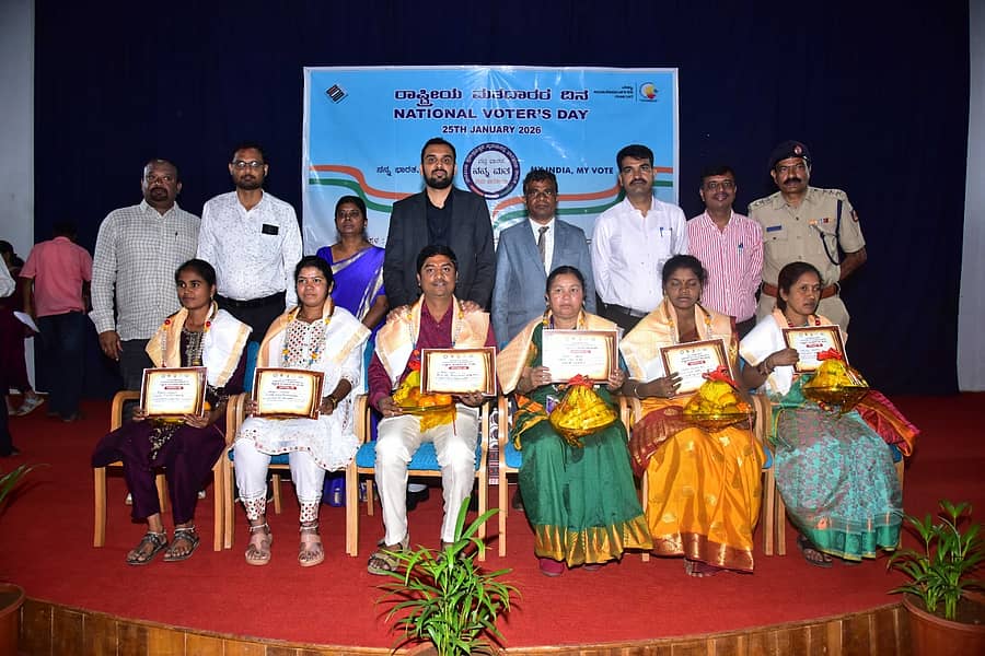 ಉತ್ತಮವಾಗಿ ಕಾರ್ಯನಿರ್ವಹಿಸಿದ ಮತಗಟ್ಟೆ ಅಧಿಕಾರಿಗಳು, ಮೇಲ್ವಿಚಾರಕರನ್ನು ಧಾರವಾಡದಲ್ಲಿ ಭಾನುವಾರ ನಡೆದ ರಾಷ್ಟ್ರೀಯ ಮತದಾರರ ದಿನಾಚರಣೆಯಲ್ಲಿ ಸನ್ಮಾನಿಸಲಾಯಿತು