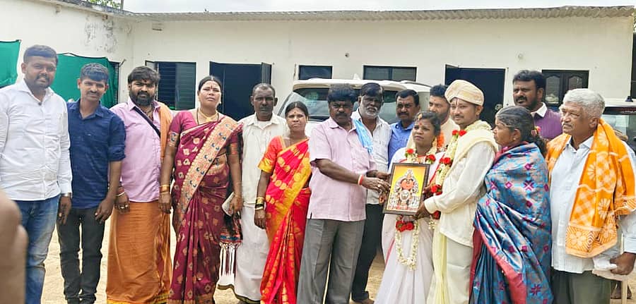 ಮಾಗಡಿ ತಾಲ್ಲೂಕಿನ ದೊಡ್ಡಯ್ಯನಪಾಳ್ಯದಲ್ಲಿ ಎ.ಎಚ್. ಬಸವರಾಜು ನೇತೃತ್ವದಲ್ಲಿ ಯರೇಹಳ್ಳಿ ಗ್ರಾಮದ ಆದಿತ್ಯ ಮತ್ತು ಅಜ್ಜನಹಳ್ಳಿ ಗ್ರಾಮದ ಸುಕನ್ಯಾ ಅವರು ಹೊಸ ಜೀವನಕ್ಕೆ ಕಾಲಿಟ್ಟರು