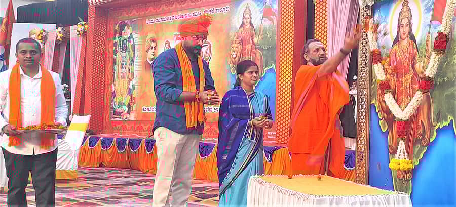 ತರೀಕೆರೆ ಪಟ್ಟಣದ ಬಯಲು ರಂಗಮಂದಿರದಲ್ಲಿ ನಡೆದ ಹಿಂದೂ ಸಮಾಜೋತ್ಸವ ಸಭಾ ಕಾರ್ಯಕ್ರಮವನ್ನು ಗುರುಮೂರ್ತಿ ಶಿವಾಚಾರ್ಯ ಸ್ವಾಮೀಜಿ ಭಾರತಾಂಬೆಯ ಭಾವಚಿತ್ರಕ್ಕೆ ಪುಷ್ಪಾರ್ಚನೆ ಮಾಡುವುದರ ಮೂಲಕ ಉದ್ಘಾಟಿಸಿದರು. ಆಶ್ವಿನಿ ನಟರಾಜ್, ವಿಕಾಸ್ ಪುತ್ತೂರು ಭಾಗವಹಿಸಿದ್ದರು