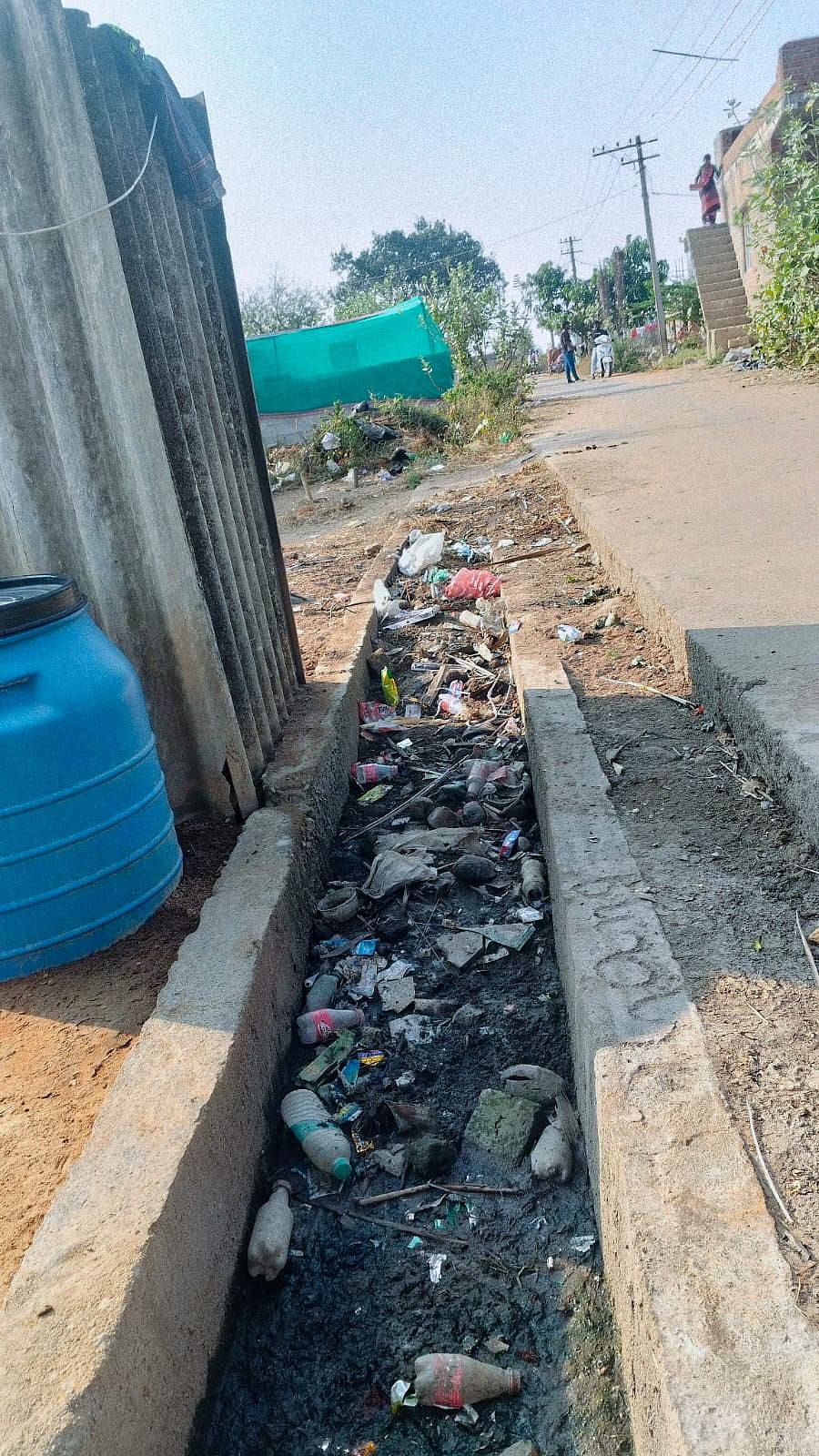 ಗೌರಿಬಿದನೂರು ತಾಲ್ಲೂಕಿನ ವಡ್ಡರಬಂಡೆ ಗ್ರಾಮದಲ್ಲಿ ಚರಂಡಿಗಳಲ್ಲಿ ಕೆಸರು ತುಂಬಿರುವುದು