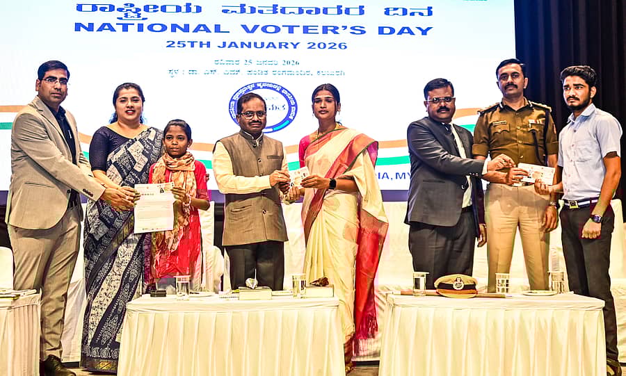 ಜಿಲ್ಲಾಡಳಿತ, ಜಿಲ್ಲಾ ಪಂಚಾಯಿತಿ ಹಾಗೂ ಜಿಲ್ಲಾ ಸ್ವೀಪ್ ಸಮಿತಿ ವತಿಯಿಂದ ನಗರದ ಎಸ್‌.ಎಂ.ಪಂಡಿತ್ ರಂಗಮಂದಿರದಲ್ಲಿ ಭಾನುವಾರ ನಡೆದ ರಾಷ್ಟ್ರೀಯ ಮತದಾರರ ದಿನಾಚರಣೆ ಕಾರ್ಯಕ್ರಮದಲ್ಲಿ ಹೊಸದಾಗಿ ಮತದಾರರ ಪಟ್ಟಿಯಲ್ಲಿ ಹೆಸರು ಸೇರ್ಪಡೆ ಮಾಡಿದವರಿಗೆ ಸಾಂಕೇತಿಕವಾಗಿ ಗುರುತಿನ ಚೀಟಿ ವಿತರಿಸಲಾಯಿತು