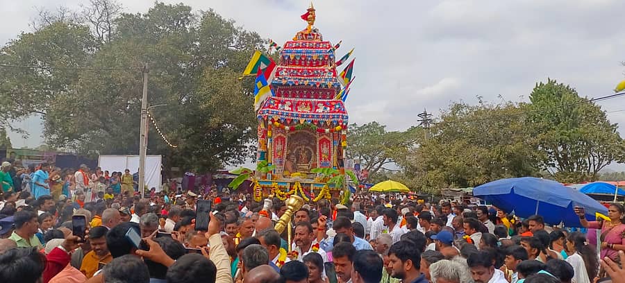 ಮಾಗಡಿ ಪಟ್ಟಣದ ಸೋಮೇಶ್ವರ ಸ್ವಾಮಿ ದೇವಸ್ಥಾನದಲ್ಲಿ ರಥಸಪ್ತಮಿ ಅಂಗವಾಗಿ ಭಾನುವಾರ ಬ್ರಹ್ಮ ರಥೋತ್ಸವ ಅದ್ದೂರಿಯಾಗಿ ಜರುಗಿತು