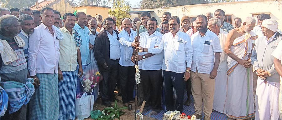 ಬಾಗೂರು ಹೋಬಳಿಯ ಓಬಳಾಪುರ ಗ್ರಾಮದಲ್ಲಿ ಆರೋಗ್ಯ ಇಲಾಖೆಯ ಆಯುಷ್ಮಾನ್ ಸ್ವಾಸ್ಥ್ಯ ಯೋಜನೆ ₹ 65 ಲಕ್ಷ ವೆಚ್ಚದಲ್ಲಿ ನಿರ್ಮಾಣವಾಗುತ್ತಿರುವ ನೂತನ ಆರೋಗ್ಯ ಕಟ್ಟಡ ನಿರ್ಮಾಣಕ್ಕೆ ಶಾಸಕ ಸಿ.ಎಂ. ಬಾಲಕೃಷ್ಣ ಭೂಮಿ ಪೂಜೆ ನೆರವೇರಿಸಿದರು