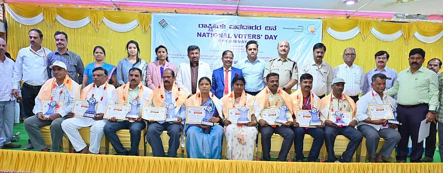 ಹಾವೇರಿ ಜಿಲ್ಲಾ ಗುರುಭವನದಲ್ಲಿ ಭಾನುವಾರ ಹಮ್ಮಿಕೊಂಡಿದ್ದ ‘ರಾಷ್ಟ್ರೀಯ ಮತದಾರರ ದಿನಾಚರಣೆ’ ಕಾರ್ಯಕ್ರಮದಲ್ಲಿ ಚುನಾವಣೆಯಲ್ಲಿ ಅತ್ಯುತ್ತಮ ಕೆಲಸ ಮಾಡಿದ ಅಧಿಕಾರಿಗಳನ್ನು ಸನ್ಮಾನಿಸಲಾಯಿತು
