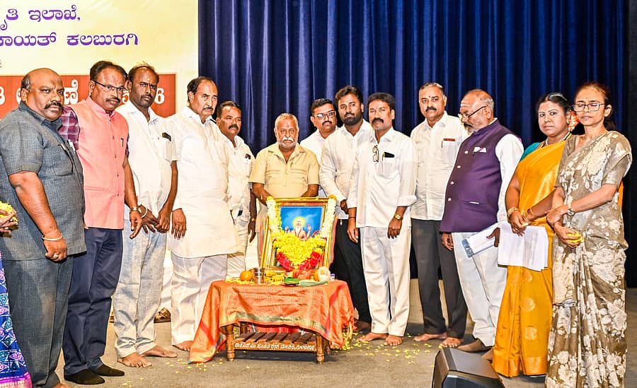 ಕಲಬುರಗಿಯ ಎಸ್‌.ಎಂ.ಪಂಡಿತ್‌ ರಂಗಮಂದಿರದಲ್ಲಿ ಭಾನುವರ ನಡೆದ ಜಯಂತಿ ಕಾರ್ಯಕ್ರಮದಲ್ಲಿ ಸಮಿತಾ ಮಹರ್ಷಿ ಭಾವಚಿತ್ರಕ್ಕೆ ಶಾಸಕ ಅಲ್ಲಮಪ್ರಭು ಪಾಟೀಲ ಹಾಗೂ ಗಣ್ಯರು ಪುಷ್ಪನಮನ ಸಲ್ಲಿಸಿದರು
-ಪ್ರಜಾವಾಣಿ ಚಿತ್ರ