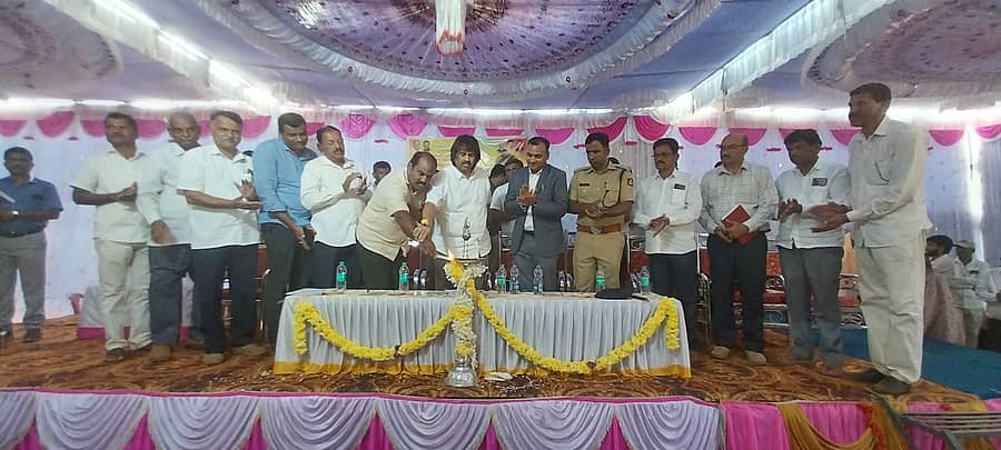 ಸಾಗರ ತಾಲ್ಲೂಕಿನ ತಾಳಗುಪ್ಪ ಗ್ರಾಮದಲ್ಲಿ ಭಾನುವಾರ ನಡೆದ ಕಾರ್ಯಕ್ರಮದಲ್ಲಿ ತಾಳಗುಪ್ಪ ಹೋಬಳಿಯ ಗ್ರಾಮಗಳಿಗೆ ಕುಡಿಯುವ ನೀರು ಪೂರೈಸುವ ಯೋಜನೆಯನ್ನು ಸಚಿವ ಮಧು ಬಂಗಾರಪ್ಪ ಉದ್ಘಾಟಿಸಿದರು