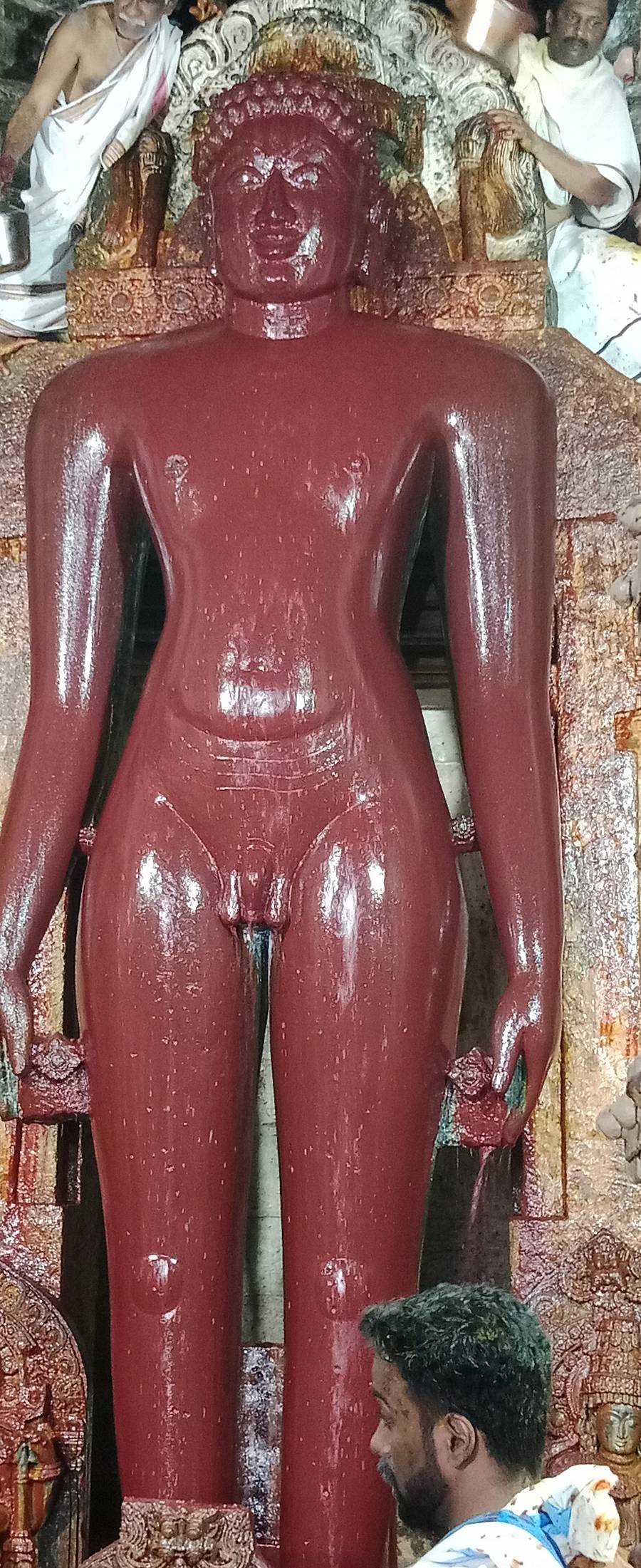 ಹಳೇಬೀಡಿನ ಬಸ್ತಿಹಳ್ಳಿಯ ಜಿನ ಮಂದಿರದಲ್ಲಿ ಭಾನುವಾರ ನಡೆದ ಶಾಂತಿನಾಥ ತೀರ್ಥಂಕರ ಮೂರ್ತಿಗೆ ಚಂದನದ ಮಸ್ತಕಾಭಿಷೇಕ ನಡೆಯಿತು.   
