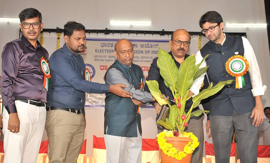 ಚಿತ್ರದುರ್ಗದಲ್ಲಿ ಆಯೋಜಿಸಿದ್ದ ರಾಷ್ಟ್ರೀಯ ಮತದಾರರ ದಿನಾಚರಣೆ ಕಾರ್ಯಕ್ರಮವನ್ನು ರೋಣ ವಾಸುದೇವ ಉದ್ಘಾಟಿಸಿದರು