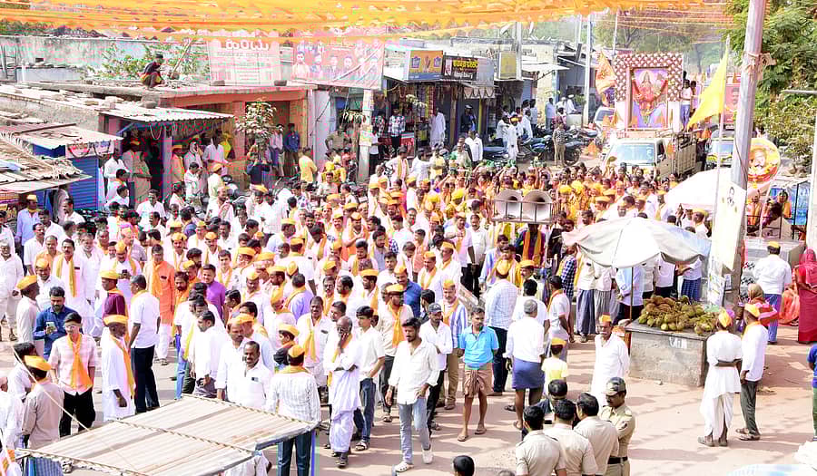 ಹುಣಸಗಿ ತಾಲ್ಲೂಕಿನ ರಾಜನಕೋಳೂರು ಗ್ರಾಮದಲ್ಲಿ ನಡೆದ ಹಿಂದೂ ಸಮಾಜೋತ್ಸವ ಕಾರ್ಯಕ್ರಮದಲ್ಲಿ ಭಾರತ ಮಾತೆ ಹಾಗೂ ರಾಷ್ಟ್ರನಾಯಕರ ಭಾವಚಿತ್ರಗಳ ಭವ್ಯ ಮೆರವಣಿಗೆ ನಡೆಯಿತು 