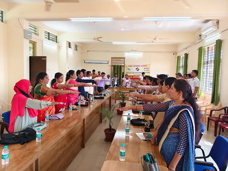 ದಾಂಡೇಲಿ ತಹಶೀಲ್ದಾರ್‌ ಕಚೇರಿಯಲ್ಲಿ ಭಾನುವಾರ ನಡೆದ ರಾಷ್ಟ್ರೀಯ ಮತದಾರರ ದಿನಾಚರಣೆ ಪ್ರಯುಕ್ತ ವಿವಿಧ ಇಲಾಖೆಗಳ ಅಧಿಕಾರಿಗಳಿಗೆ ಮತದಾರರ ಜಾಗೃತಿ ಪ್ರತಿಜ್ಞಾ ವಿಧಿಯನ್ನು ತಹಶೀಲ್ದಾರ್ ಶೈಲೇಶ್ ಪರಮಾನಂದ ಬೋಧಿಸಿದರು