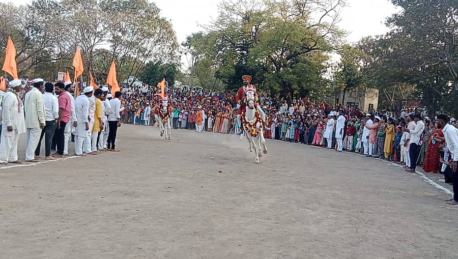 ಸೊಲಾಪುರದಲ್ಲಿ ಮಾಘವಾರಿಯ ನಿಮಿತ್ತ ನಡೆದ ಅಶ್ವ ರಿಂಗಣದ ದೃಶ್ಯ