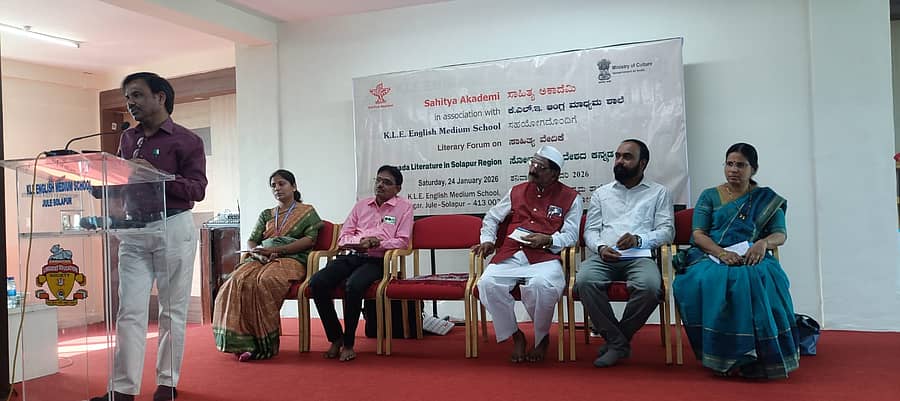 ಸೋಲಾಪುರ ಕೆಎಲ್ಇ ಆಂಗ್ಲ ಮಾಧ್ಯಮ ಶಾಲೆಯಲ್ಲಿ ಆಯೋಜಿಸಿದ ಸೋಲಾಪುರ ಪ್ರದೇಶದ ಕನ್ನಡ ಸಾಹಿತ್ಯ ಕಾರ್ಯಕ್ರಮದಲ್ಲಿ ಕೇಂದ್ರ ಸಾಹಿತ್ಯ ಅಕಾಡೆಮಿ ಸದಸ್ಯ ಚನ್ನಪ್ಪ ಅಂಗಡಿ ಮಾತನಾಡಿದರು