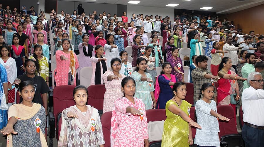 ಬಾಗಲಕೋಟೆ ತೋವಿವಿಯಲ್ಲಿ ನಡೆದ ರಾಷ್ಟ್ರೀಯ ಮತದಾರರ ದಿನ ಕಾರ್ಯಕ್ರಮದಲ್ಲಿ ಪ್ರತಿಜ್ಞಾ ವಿಧಿ ಸ್ವೀಕರಿಸಿದರು