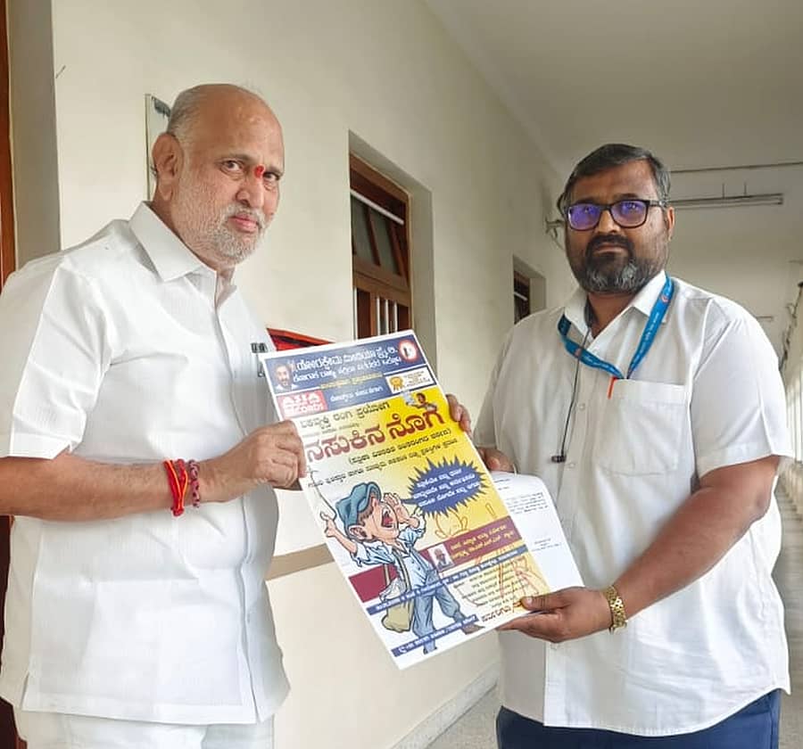 ತುಮಕೂರಿನಲ್ಲಿ ನಡೆಯುವ ಕಾರ್ಯಕ್ರಮದ ಆಮಂತ್ರಣ ಪತ್ರಿಕೆಯನ್ನು ಶಾಸಕ ಶಿವರಾಮ ಹೆಬ್ಬಾರ ಅವರಿಗೆ ಪತ್ರಿಕಾ ವಿತರಕರ ರಾಜ್ಯ ಘಟಕದ ಅಧ್ಯಕ್ಷ ಶಂಭುಲಿಂಗ ಅವರು ನೀಡಿದರು 