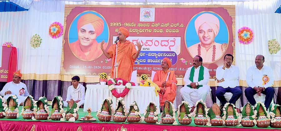 ಅಣ್ಣಿಗೇರಿ ತಾಲ್ಲೂಕಿನ ಶಲವಡಿ ಗ್ರಾಮದ ಶ್ರೀ ಗುರುಶಾಂತೇಶ್ವರ ಪ್ರೌಢಶಾಲೆಯಲ್ಲಿ ಹಮ್ಮಿಕೊಂಡ ಗುರುವಂದನಾ ಕಾರ್ಯಕ್ರಮದಲ್ಲಿ ಕೊಪ್ಪಳದ ಅಭಿನವ ಗವಿಸಿದ್ದೇಶ್ವರ ಸ್ವಾಮೀಜಿ ಮಾತನಾಡಿದರು