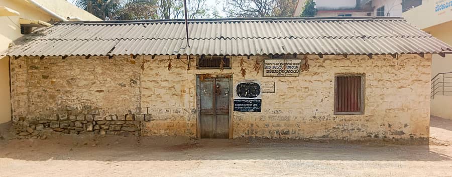 ನರೇಗಲ್‌ ಪಟ್ಟಣ ಸಾರ್ವಜನಿಕ ಗ್ರಂಥಾಲಯ ಕದ ಹಾಕಿರುವುದು