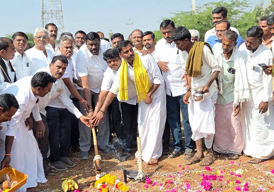 ಕೊಪ್ಪಳ ತಾಲ್ಲೂಕಿನ ಹಲಗೇರಿ ಗ್ರಾಮದಲ್ಲಿ ಶಾಸಕ ಕೆ. ರಾಘವೇಂದ್ರ ಹಿಟ್ನಾಳ ಉಣ್ಣೆ ಮತ್ತು ಕೈಮಗ್ಗ ಕಟ್ಟಡ ನಿರ್ಮಾಣದ ಕಾಮಗಾರಿಗೆ ಭೂಮಿಪೂಜೆ ನೆರವೇರಿಸಿದರು