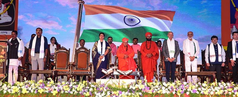 ಭದ್ರಾವತಿಯಲ್ಲಿ ಭಾನುವಾರ ನಡೆದ ತರಳಬಾಳು ಹುಣ್ಣಿಮೆಯ ಎರಡನೇ ದಿನದ ಕಾರ್ಯಕ್ರಮದಲ್ಲಿ ಪಾಲ್ಗೊಂಡ ಗಣ್ಯರು