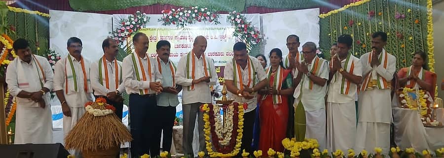 ಬಾರ್ಕೂರು ಕಚ್ಚೂರು ನಾಗೇಶ್ವರ ದೇವಸ್ಥಾನದ ಸಭಾಭವನದಲ್ಲಿ ಭಾನುವಾರ ನಡೆದ ಧರ್ಮಸ್ಥಳ ಗ್ರಾಮಾಭಿವೃದ್ಧಿ ಯೋಜನೆಯ ನೂತನ ಪದಾಧಿಕಾರಿಗಳ ಪದಗ್ರಹಣ ಕಾರ್ಯಕ್ರಮವನ್ನು ಶ್ರೀನಿವಾಸ ಶೆಟ್ಟಿಗಾರ್‌ ಉದ್ಘಾಟಿಸಿದರು 