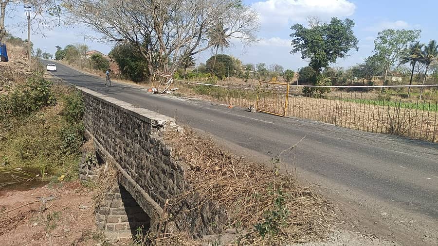 ಚಿಕ್ಕೋಡಿ ತಾಲ್ಲೂಕಿನ ಜೈನಾಪೂರ ಗ್ರಾಮದ ಬಳಿಯಲ್ಲಿ ಶಿಥಿಲಗೊಂಡ ಸೇತುವೆಯ ಒಂದು ಬದಿಯ ಗೋಡೆ ನಿರ್ಮಾಣ ಮಾಡುತ್ತಿರುವುದು, ಇನ್ನೊಂದು ಬದಿಯ ಗೋಡೆ ನಿರ್ಮಾಣ ಮಾಡದೇ ಹಾಗೇ ಬಿಡಲಾಗಿದೆ