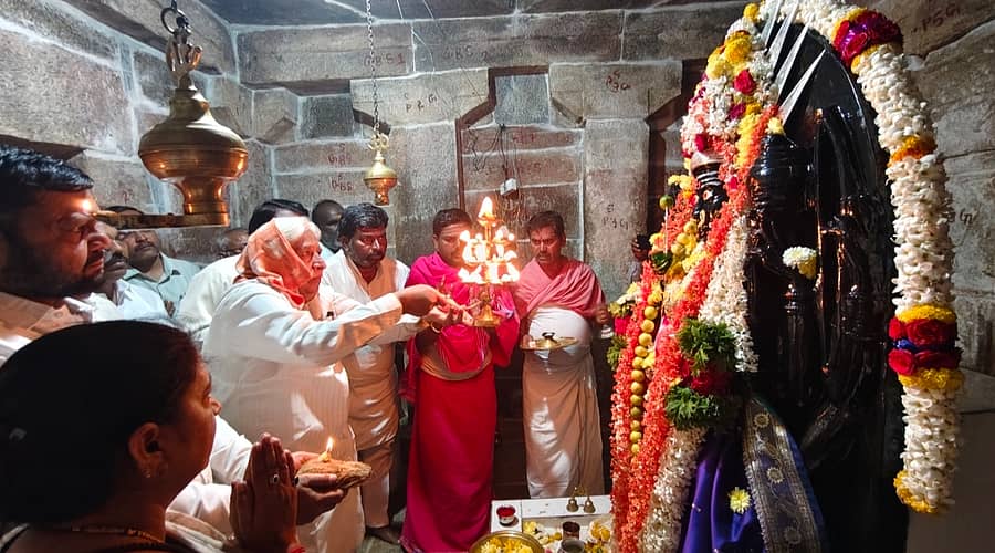 ಶಿರಹಟ್ಟಿ ತಾಲ್ಲೂಕಿನ ದೇವಿಹಾಳ ಗ್ರಾಮದ ಹೊಳಲಮ್ಮ ದೇವಿಗೆ ಸಚಿವ ಎಚ್.ಕೆ. ಪಾಟೀಲ ಅವರು ಭಾನುವಾರ ಪೂಜೆ ಸಲ್ಲಿಸಿದರು 