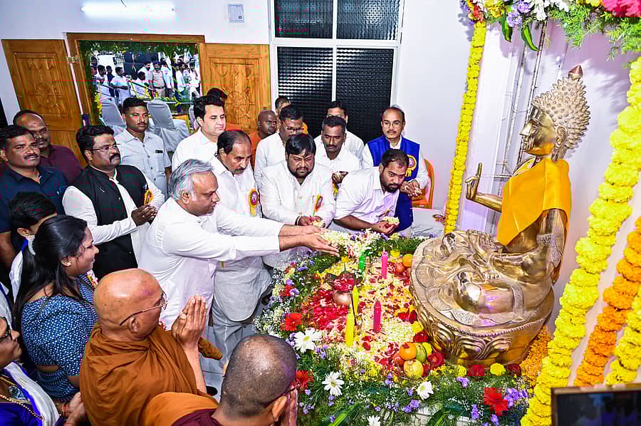 ಕಲಬುರಗಿಯ ಸಾಂಚಿನಗರದಲ್ಲಿ ಭಾನುವಾರ ಪ್ರಬುದ್ಧ ಬುದ್ಧ ವಿಹಾರ ಮತ್ತು ಬಿಕ್ಕು ನಿವಾಸವನ್ನು ಜಿಲ್ಲಾ ಉಸ್ತುವಾರಿ ಸಚಿವ ಪ್ರಿಯಾಂಕ್‌ ಖರ್ಗೆ ಉದ್ಘಾಟಿಸಿದರು
–ಪ್ರಜಾವಾಣಿ ಚಿತ್ರ


