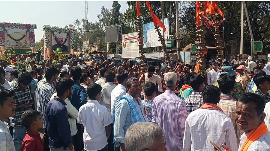 ಹೂವಿನಹಡಗಲಿಯಲ್ಲಿ ಸಿರಸಂಗಿ ಲಿಂಗರಾಜರ ಭಾವಚಿತ್ರ ಮೆರವಣಿಗೆ ಜರುಗಿತು