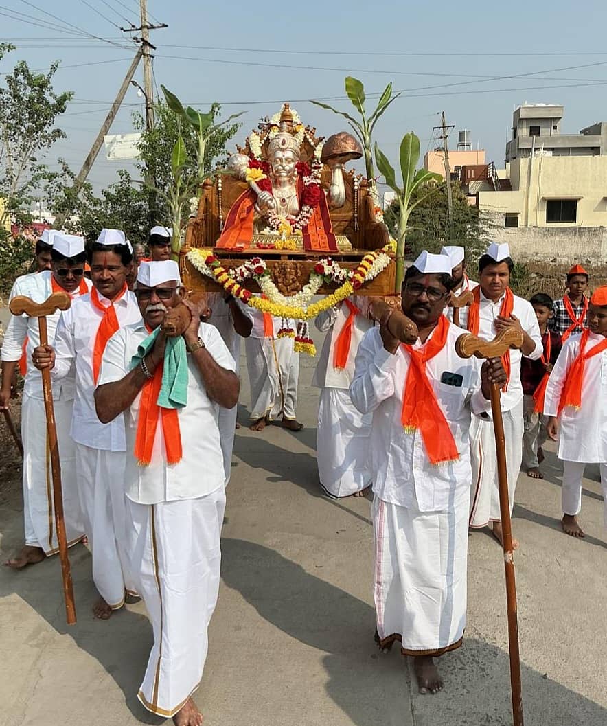 ವಿಜಯಪುರದ ಜೈ ಶ್ರೀ ಆಂಜನೇಯ ದೇವಸ್ಥಾನದ 6ನೇ ಜಾತ್ರಾ ಮಹೋತ್ಸವದ ಅಂಗವಾಗಿ ಆಂಜನೇಯನ ಬೆಳ್ಳಿ ಉತ್ಸವ ಮೂರ್ತಿಯ ಮೆರವಣಿಗೆ ನಡೆಯಿತು