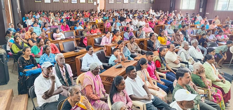 ಮಂಡ್ಯದ ಜಿಲ್ಲಾ ಪಂಚಾಯಿತಿ ಕಾವೇರಿ ಸಭಾಂಗಣದಲ್ಲಿ ನಡೆದ ರಾಷ್ಟ್ರೀಯ ಮತದಾರರ ದಿನಾಚರಣೆಯಲ್ಲಿ ಭಾಗವಹಿಸಿದ್ದ ಸಾರ್ವಜನಿಕರು, ವಿವಿಧ ಇಲಾಖೆಯ ಅಧಿಕಾರಿಗಳು ಹಾಗೂ ಸಿಬ್ಬಂದಿ