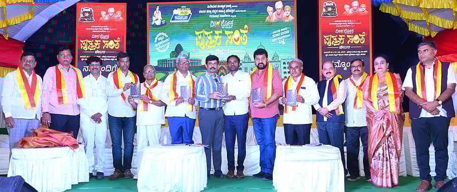 ಬೀದರ್‌ನಲ್ಲಿ ಭಾನುವಾರ ನಡೆದ ಪುಸ್ತಕ ಸಂತೆಯಲ್ಲಿ ವೀರಲೋಕ ಬುಕ್ಸ್‌ ಮುಖ್ಯಸ್ಥ ವೀರಕಪುತ್ರ ಶ್ರೀನಿವಾಸ ಅವರು ಪುಸ್ತಕಗಳನ್ನು ಬಿಡುಗಡೆಗೊಳಿಸಿದರು. ಕೃತಿಕಾರರು ಹಾಜರಿದ್ದರು