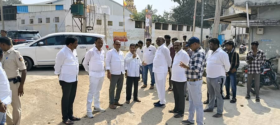 ಲಿಂಗಸುಗೂರಿನ ಗೌಳಿಪುರ ರಸ್ತೆ ಕಾಮಗಾರಿಯನ್ನು ಶಾಸಕ ಮಾನಪ್ಪ ವಜ್ಜಲ್ ಪರಿಶೀಲಿಸಿದರು
