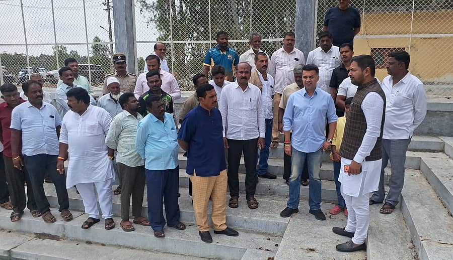 ಮುತ್ಕೂರು ಗ್ರಾಮಕ್ಕೆ ಭೇಟಿ ನೀಡಿದ್ದ ಎಐಸಿಸಿ ಕರ್ನಾಟಕ ಉಸ್ತುವಾರಿ ಅಭಿಷೇಕ್ ದತ್ತ ಅವರು ಗ್ರಾಮದಲ್ಲಿ ನರೇಗಾದಿಂದ ಆಗಿರುವ ಕಲ್ಯಾಣಿ ವೀಕ್ಷಿಸಿದರು