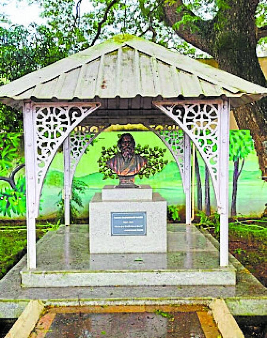 <div class="paragraphs"><p>ಧಾರವಾಡ ರೈಲು ನಿಲ್ದಾಣದಲ್ಲಿ 1989ರಲ್ಲಿ ಸ್ಥಾಪಿಸಲಾದ ರವೀಂದ್ರನಾಥ ಟ್ಯಾಗೋರ್ ಅವರ ‘ಗುರುದೇವ ಸ್ಮಾರಕ’</p></div>