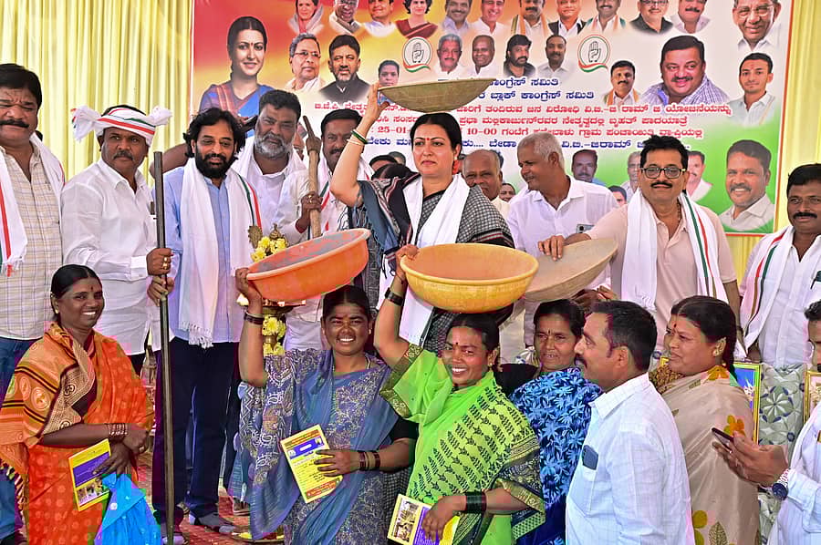 ಕೇಂದ್ರ ಸರ್ಕಾರ ಜಾರಿಗೆ ತಂದಿರುವ ‘ವಿ.ಬಿ –ಜಿ ರಾಮ್‌ ಜಿ’ ಯೋಜನೆಯನ್ನು ವಿರೋಧಿಸಿ ದಾವಣಗೆರೆ ಜಿಲ್ಲೆಯ ಹಳೆ ಕಡ್ಲೆಬಾಳು ಗ್ರಾಮದಲ್ಲಿ ಕಾಂಗ್ರೆಸ್‌ ಭಾನುವಾರ ಆಯೋಜಿಸಿದ್ದ ಪಾದಯಾತ್ರೆಯಲ್ಲಿ ಸಂಸದರಾದ ಪ್ರಭಾ ಮಲ್ಲಿಕಾರ್ಜುನ್ ಅವರು ತಲೆ ಮೇಲೆ ಬುಟ್ಟಿ ಹೊತ್ತು ಪ್ರತಿಭಟನೆ ನಡೆಸಿದರು –ಪ್ರಜಾವಾಣಿ ಚಿತ್ರ