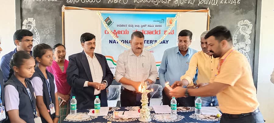 ಆಲೂರಿನ ಸರ್ಕಾರಿ ಬಾಲಕಿಯರ ಪದವಿಪೂರ್ವ ಕಾಲೇಜಿನಲ್ಲಿ ಆಯೋಜಿಸಿದ್ದ ರಾಷ್ಟ್ರೀಯ ಮತದಾರರ ದಿನಾಚರಣೆಯನ್ನು ತಹಶೀಲ್ದಾರ್‌ ಎಚ್.ಮಲ್ಲಿಕಾರ್ಜುನ್‌ ಉದ್ಘಾಟಿಸಿದರು.