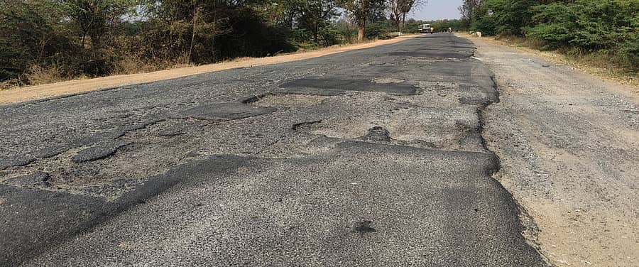 ಹಗರಿಬೊಮ್ಮನಹಳ್ಳಿ ತಾಲ್ಲೂಕಿನ ಹೊಸ ಆನಂದೇವನಹಳ್ಳಿ ಬಳಿಯ ಹೊಸಪಪೇಟೆ- ಹರಿಹರ ರಾಜ್ಯ ಹೆದ್ದಾರಿ ಸ್ಥಿತಿ