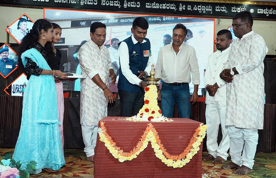 ಸಕಲೇಶಪುರದ ಅಚೀವರ್ಸ್‌ ಪ್ರಜ್ಞಾ ಕಾಲೇಜಿನ ವಾರ್ಷಿಕೋತ್ಸವವನ್ನು ನಿವೃತ್ತ ಯೋಧ ಗಾಡೇನಹಳ್ಳಿ ಯೋಗೇಶ್ ದೀಪ ಬೆಳಗಿಸಿ ಉದ್ಘಾಟಿಸಿದರು