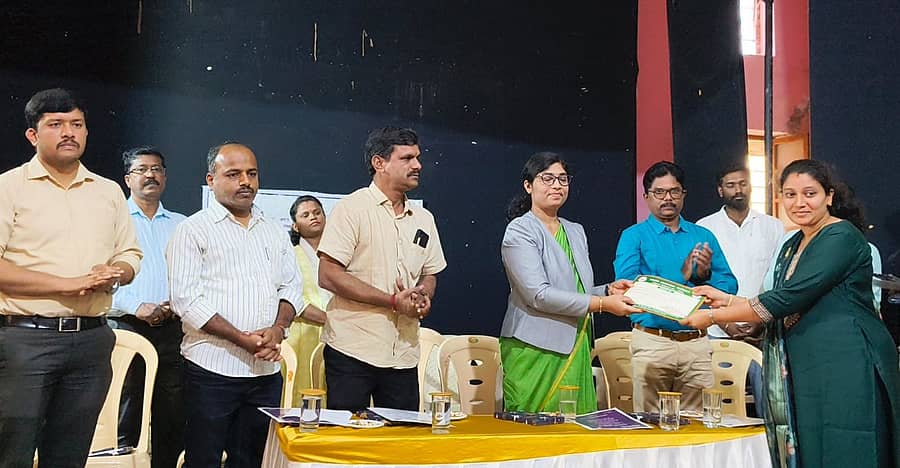 ದೊಡ್ಡಬಳ್ಳಾಪುರದ ಡಾ.ರಾಜ್‌ಕುಮಾರ್‌ ಕಲಾ ಮಂದಿರದಲ್ಲಿ ಭಾನುವಾರ ನಡೆದ 16ನೇ ರಾಷ್ಟ್ರೀಯ ಮತದಾರರ ದಿನಾಚರಣೆಯಲ್ಲಿ ಉತ್ತಮ ಮತಗಟ್ಟೆ ಅಧಿಕಾರಿಗಳಿಗೆ ಪ್ರಧಾನ ಹಿರಿಯ ಸಿವಿಲ್‌ ನ್ಯಾಯಾಧೀಶೆ ಶಿಲ್ಪ ಪ್ರಮಾಣ ಪತ್ರ ವಿತರಿಸಿದರು  