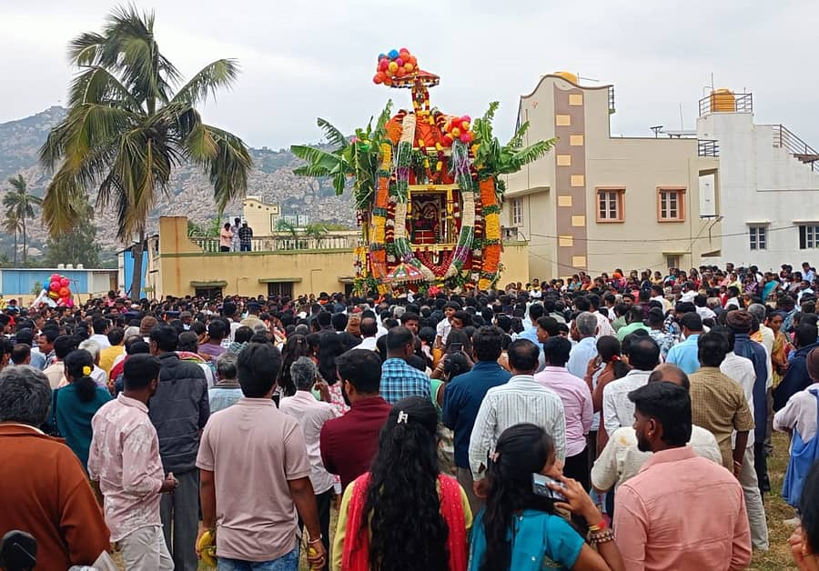 ಕೋಲಾರ ತಾಲ್ಲೂಕಿನ ಅರಾಭಿಕೊತ್ತನೂರು ಗ್ರಾಮದಲ್ಲಿ ಶ್ರೀಪ್ರಸನ್ನ ಸೋಮನಾಥೇಶ್ವರ ಸ್ವಾಮಿ ಬ್ರಹ್ಮರಥೋತ್ಸವ ಸಾವಿರಾರು ಭಕ್ತರ ಸಮ್ಮುಖದಲ್ಲಿ ವೈಭವದಿಂದ ನಡೆಯಿತು
